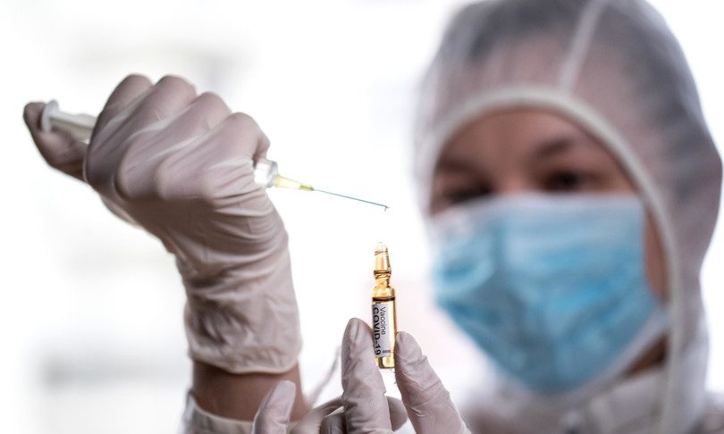 Scopri di più sull'articolo Fumo e rischio Covid-19. Un nuovo studio CoEHAR conferma che i vaccini hanno minore efficacia sui fumatori