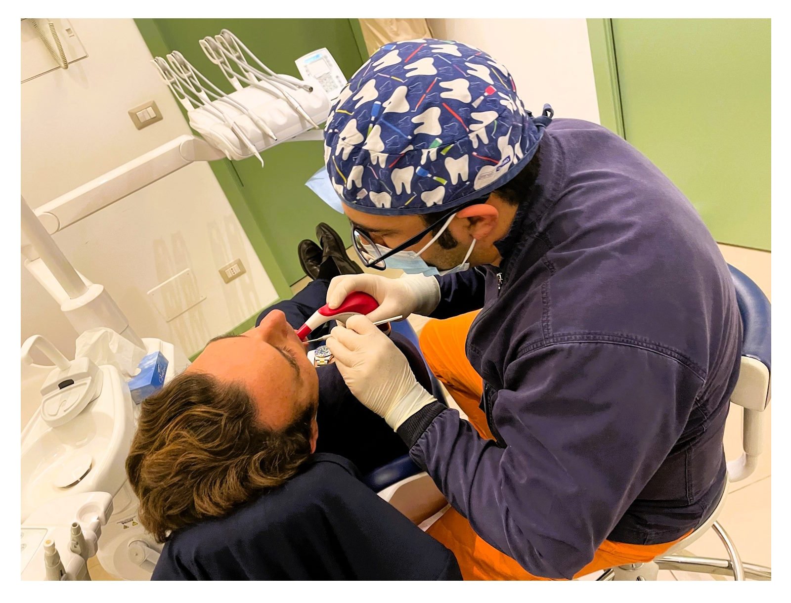 Scopri di più sull'articolo Un nuovo studio CoEHAR rivela denti più bianchi negli ex fumatori che usano sigarette elettroniche o prodotti a base di tabacco riscaldato  